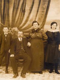 cca 1918, Jan Perk - děda z matčiny strany, babička Růžena, maminka vpravo