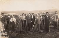 1932 brigáda - úprava hřiště v Lubenci, Češi, otec vpravo