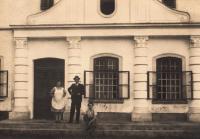 Baldov 1945, witness and his parents in front of the estate