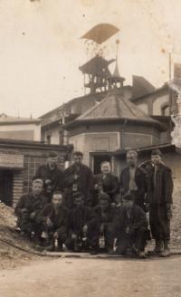 1951, PTP Kladno, pamětník vpravo, vedle Ferdinand Mroženský