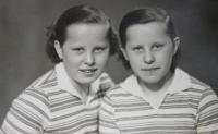Dvojčata Ludmila a Eva Biňovcovi v roce 1953