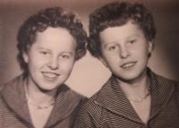 Dvojčata Ludmila a Eva v roce 1958