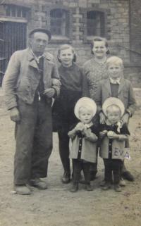 Rodina Biňovcova v roce 1945