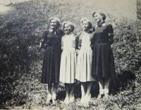Uprostřed sestry Eva a Ludmila Biňovcovi