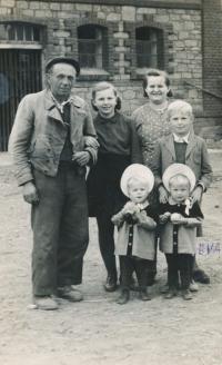 Věra a Josef Biňovcovi se svými dětmi Věrou, Josefem, Ludmilou a Evou (1944)
