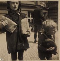 Květen 1945, sourozenci s ruským vojenským chlebem