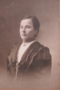 Anna Kubáčová that do Vikantice emigrated with his family Nimsovou