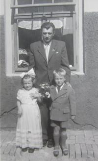 Josef Nims with their children Alice and Joseph
