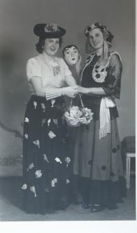 Margareta Meister vpravo - maškarní ples v Městci Králové