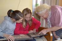 Prohlížení fotografií s týmem