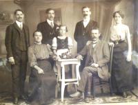  Maminka jako malá, vedle rodiče, vzadu strýčkové a tety