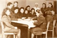 Frontové ošetřovatelky v poválečné zdravotní škole při Ústřední vojenské nemocnici v Praze. Pamětnice druhá zleva