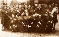 V roce 1947 frontové ošetřovatelky jako absolventky zdravotní školy. Pamětnice třetí zprava v první řadě