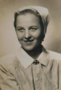 Po válce vystudovala pamětnice zdravotní školu