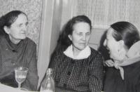Uprostřed matka Štěpánka Larischová