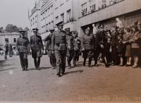 Vágenknecht - ppluk. Zíver, por. Kosina, čet.por. Kmoch, Rusové, škpt. O. Číla, Strž. Brandejský, rodiče s bratrem, 12.5.1945