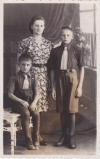 Jindřich Hořenín s bratrem a matkou