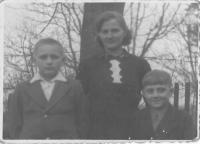 Jindřich Hořenín with his mother and brother