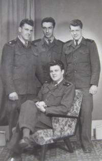 František Holub v PTP (nahoře vpravo)