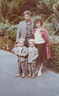 Manželé Holubovi s dětmi