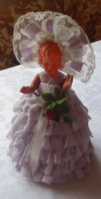 Na začátku 30. let Renata mamince pomáhala prodávat takovéto ručně vyráběné panenky