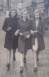 Renata Sandnerová (uprostřed) se spolužačkami (Praha, 1940 až 1945)