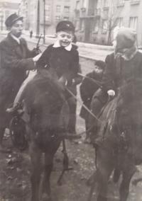 Bratr s rodiči na návštěvě u Renaty v Praze (1940 až 1945)