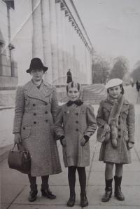 Renata Sandnerová cestou na ozdravný pobyt ve Švábsku (Mnichov, zima 1938/1939)