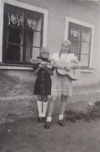 Renata Sandnerová (vpravo, 30. léta)