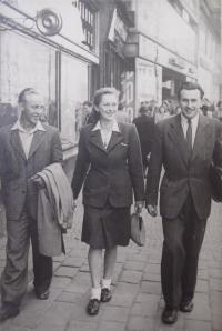 Renata Sandnerová a Antonín Plášil na výletě (Praha, kolem 1948)