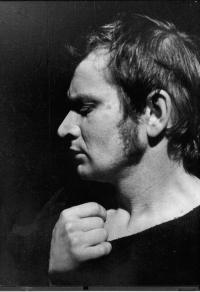 Malé divadlo Ústí nad Labem. Rudolf Felzmann jako Jan Hus. J. K. Tyl / R. Felzmann: Jan Hus (premiéra 1975)