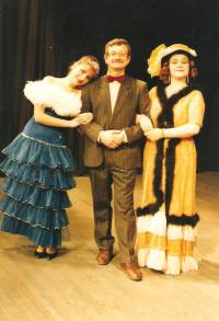 Městské divadlo Děčín. Rudolf Felzmann režíruje operetu s členkami ústecké opery (cca 1996) 