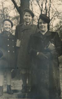 Jiří, Zdeněk a maminka Marie (1945)