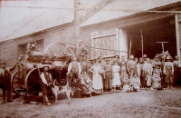 Threshing grain on the Střída family's farm in 1913