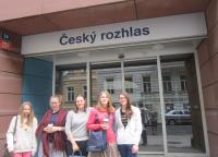 The pupils from ZŠ Jílovská - in front of the radio building