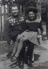 Pamětnice se sovětským důstojníkem osvoboditelem, 27. 5. 1945