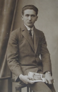 Otec pamětnice Egon Hostovský