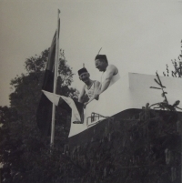 Dědeček Cyril Ondrák jako sokol (vlevo)