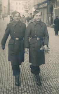 S přítelem Oldou Jínou na Národní třídě v Praze v listopadu 1945