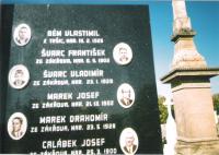 detail z náhrobku v Tršicích se jmény a fotografiemi otce a bratra