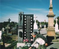 pan Švarc u památníku na hřbitově v Tršicích