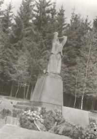 Zákřovský Žalov, socha z roku 1949 v Kyjanicích, místě masakru
