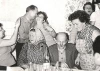 bratr Otakarova dědečka (uprostřed), jeho dcera (vpravo), Lázníky 1975
