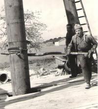 Otakar pracuje na vrtech, u Libkovic, 1958