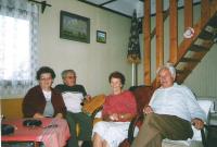 zleva - Věra a Otakar Švarcovi, sestra Drahomíra s manželem na jeiich chatě u Lázník, 2007