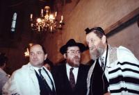 Inaugurace Karola Sidona (uprostřed) do funkce pražského a zemského rabína za účasti zakladatele Ariel Institutu Šeara-Jašuva Cohena (vpravo), od kterého získal smichu (rabínský titul), Praha 1992