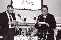 Inaugurace Karola Sidona do funkce pražského a zemského rabína, vlevo Bedřich Nosek, Praha 1992