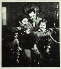 Zdeněk Ondruš s rodinou o Vánocích 1955