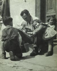 Zdeněk Ondruš se svými dětmi v roce 1956