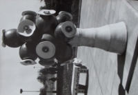 Plastika umístěná v minulosti v areálu nemocnice v Motole